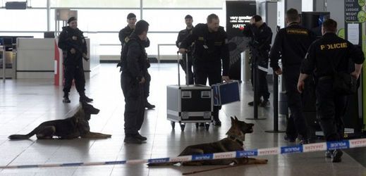 Česká policie zvýšila po explozích v Bruselu bezpečnostní opatření na mezinárodních letištích i v pražském metru.