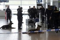 Česká policie zvýšila po explozích v Bruselu bezpečnostní opatření na mezinárodních letištích i v pražském metru.