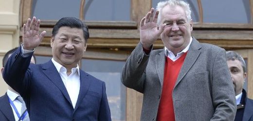 Prezident Miloš Zeman (vpravo) na zámku v Lánech setkal se svým čínským protějškem Si Ťin-pchingem.