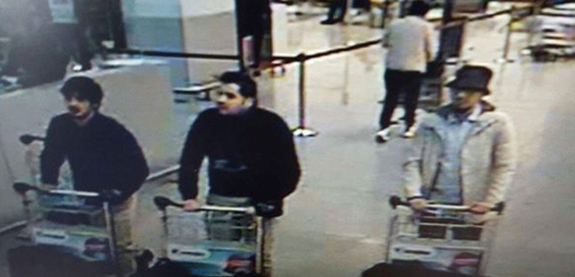 Na kamerovém snímku belgické federální policie tři muži podezřelí z teroristického útoku na bruselském letišti Zaventem. Muže vpravo policie stále hledá, druzí dva byli zřejmě sebevražednými atentátníky.