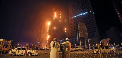 Požár výškové budovy v Dubaji.