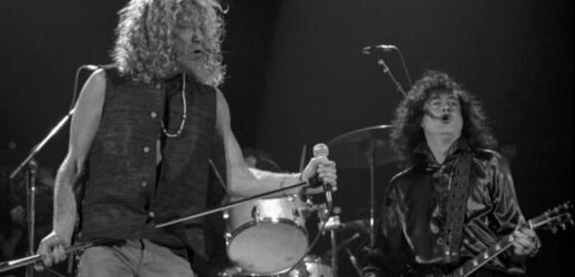 Led Zeppelin v dobách své největší slávy. Zpěvák Robert Plant (vlevo) a kytarista Jimmy Page.