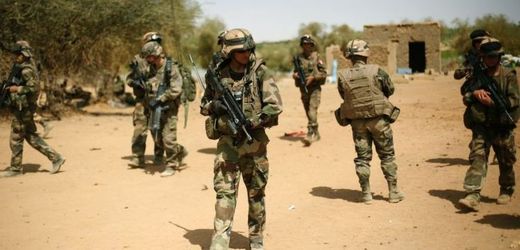 Tři francouzští vojáci zahynuli na severu Mali při výbuchu miny.