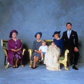 Královna matka (zleva), královna Alžběta II., princezna Diana, která drží v náručí prince Williama a prince Harryho, princ Charles.