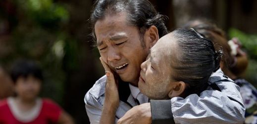 Na snímku bývalý otrokářský rybář Myint Naing a jeho matka Khin Than pláčou při setkání po 22 letech.