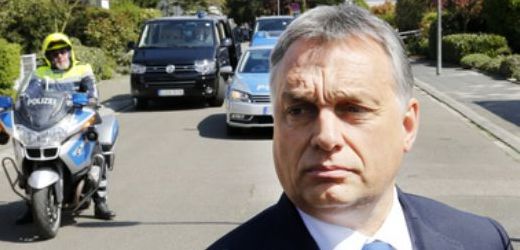 Maďarský premiér Viktor Orbán před vstupem do domu Helmuta Kohla.