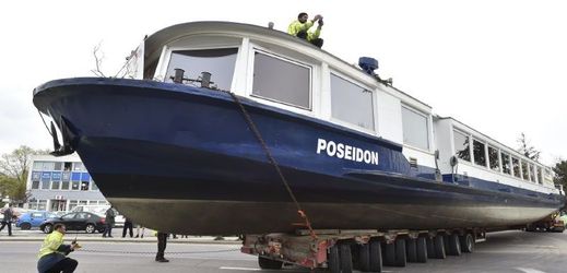 Výletní loď Poseidon při přepravě ze Znojma na Vranovskou přehradu. Loď je 32 metrů dlouhá.