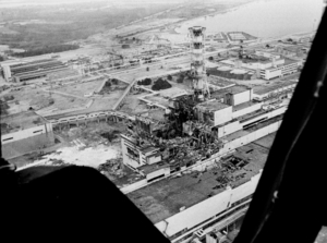 Ukrajinská jaderná elektrárna Černobyl po výbuchu.