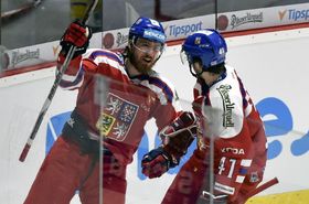 Čeští hokejisté Lukáš Kašpar (vlevo) a Tomáš Filippi se radují z gólu.