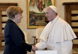 Papež přijímá gratulace Angely Merkelové.