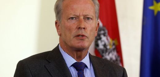 Reinhold Mitterlehner v čele rakouské vlády dočasně nahradil odstoupivšího kancléře Wernera Faymanna.