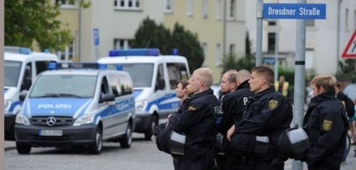 Kriminalisté v Německu prověřují možnost členství migrantů v teroristické organizaci.
