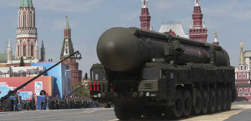 Mezikontinentální raketa Jars na vojenské přehlídce v Moskvě.