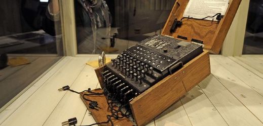Jiný hojně využívaný šifrovací stroj Enigma.