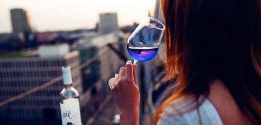 Modrá novinka se nazývá Gik. Autoři vína doufají, že se stane celosvětovým hitem.