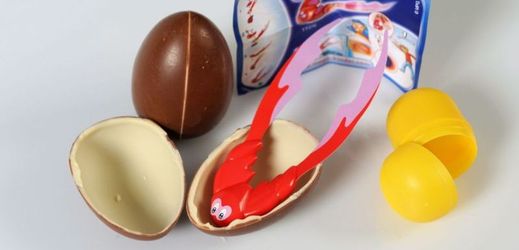 Čokoládové vajíčko láká děti na hračku uvnitř.