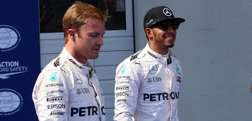 Rivalové. Nico Rosberg a Lewis Hamilton.