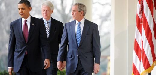 Zleva současný prezident USA Barack Obama a exprezidenti George W. Bush and Bill Clinton.