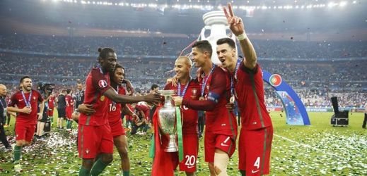 Portugalští hráči slaví s trofejí pro mistry Evropy.