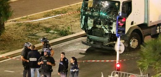 Nákladní vůz, kterým útočník najížděl do lidí v Nice.