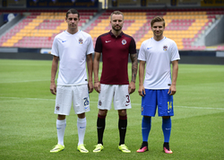 Sparťanští fotbalisté Ondřej Zahustel (vlevo), Michal Kadlec (uprostřed) a Martin Frýdek představují nové dresy pro sezónu 2016/2017.