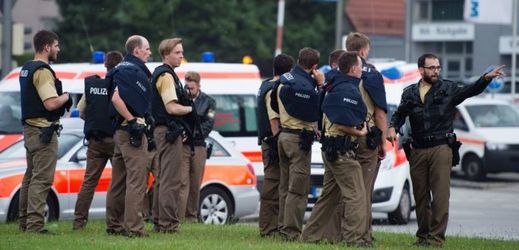 Němečtí policisté zasahují na místě útoku.