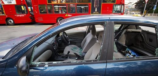 Podezřelé auto u londýnské stanice metra.