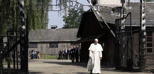 Papež František prošel pod  bránou s nápisem Arbeit macht frei.