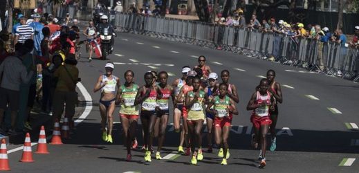 Maratonské běžkyně na olympijské trati.