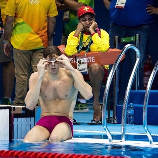 Plavčíci u olympijského bazénu.