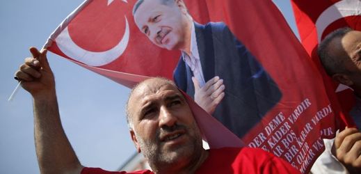 Prezident Erdogan má mezi Turky velkou podporu a jeho popularita stále roste.