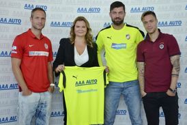 Generální ředitelka AAA Auto International Karolína Topolová při předávání vozů fotbalistům (zleva Polák, Kozáčik a Kadlec).