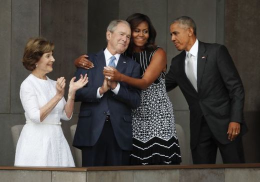 Barack Obama, Michelle Obamová, Laura Bushová a George W. Bush.