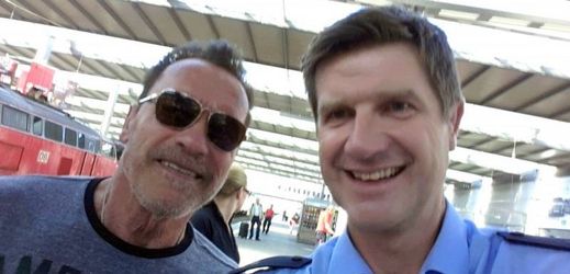 Policista nejdříve Schwarzeneggera zastavil za nedovolenou jízdu po nádraží. Poté si s hercem pořídil selfie.