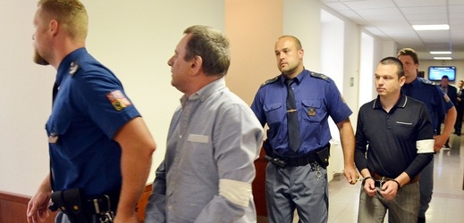 Za obchodování s nelegálním lihem pocházejícím od podnikatele Radka Březiny si otec a syn Stanislavové Pražanovi definitivně odpykají ve vězení devět let. Rozhodl o tom 14. března olomoucký vrchní soud. Zamítl tak odvolání obou obžalovaných, kteří vinu popírali, ale i odvolání žalobce. Ten požadoval přísnější potrestání. Na snímku přicházejí obžalovaní k soudu.