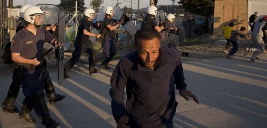 Zásah policie při revoltě migrantů (ilustrační foto).