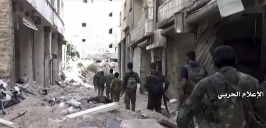 Syrští vládní vojáci v ulicích Aleppa.