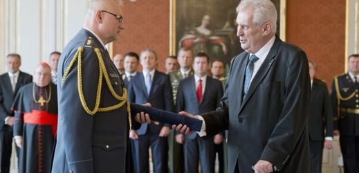 Prezident Miloš Zeman (vpravo) jmenoval 28. října na Pražském hradě do funkce brigádního generála zástupce ředitele sekce rozvoje a plánování schopností ministerstva obrany Jaromíra Alana.