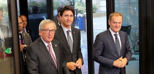Kanadský premiér Justin Trudeau (uprostřed).