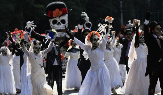 Vůbec první průvod lebek a kostlivců v rámci svátku mrtvých se konal v Mexiku minulý víkend.