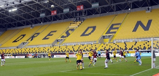 Prázdné tribuny mohly koukat na drážďanský fotbal. Klub zaplatí jenom pokutu