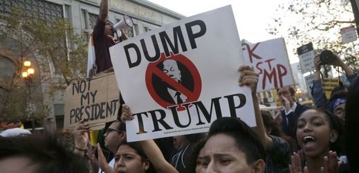 V San Francisku Američané protestují proti svému nově zvolenému prezidentovi Donaldu Trumpovi.