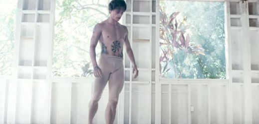Sergej Polunin tančí ve videu Take Me To Church.