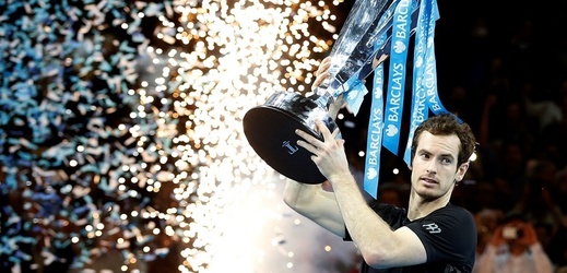 Andy Murray s trofejí pro vítěze Turnaje mistrů.