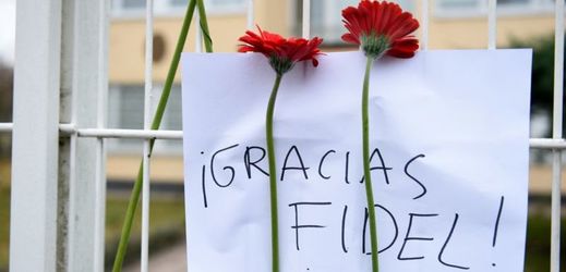 Květiny a nápis hlásající Děkujeme, Fideli, zavěšené na plotu kubánské ambasády v Berlíně.