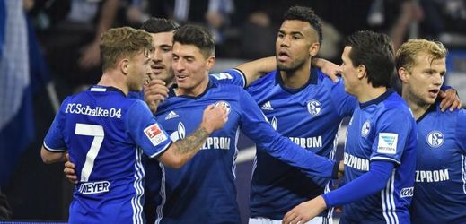 Fotbalisté Schalke se radují ze tří bodů.