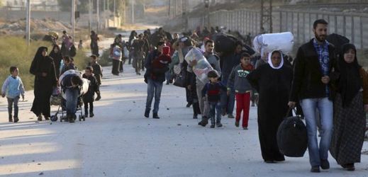 Civilisté prchající kvůli útokům na východní část Aleppa.