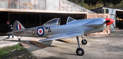 Nadšenec Alan James si postavil funkční repliku stíhacího letounu Spitfire.