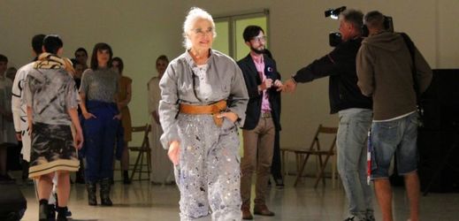 V Rusku předvádějí starší ženy jako modelky oblečení od světových návrhářů.