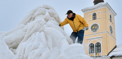 Obří sněhová socha Krakonoše patří mezi oblíbené turistické atrakce.